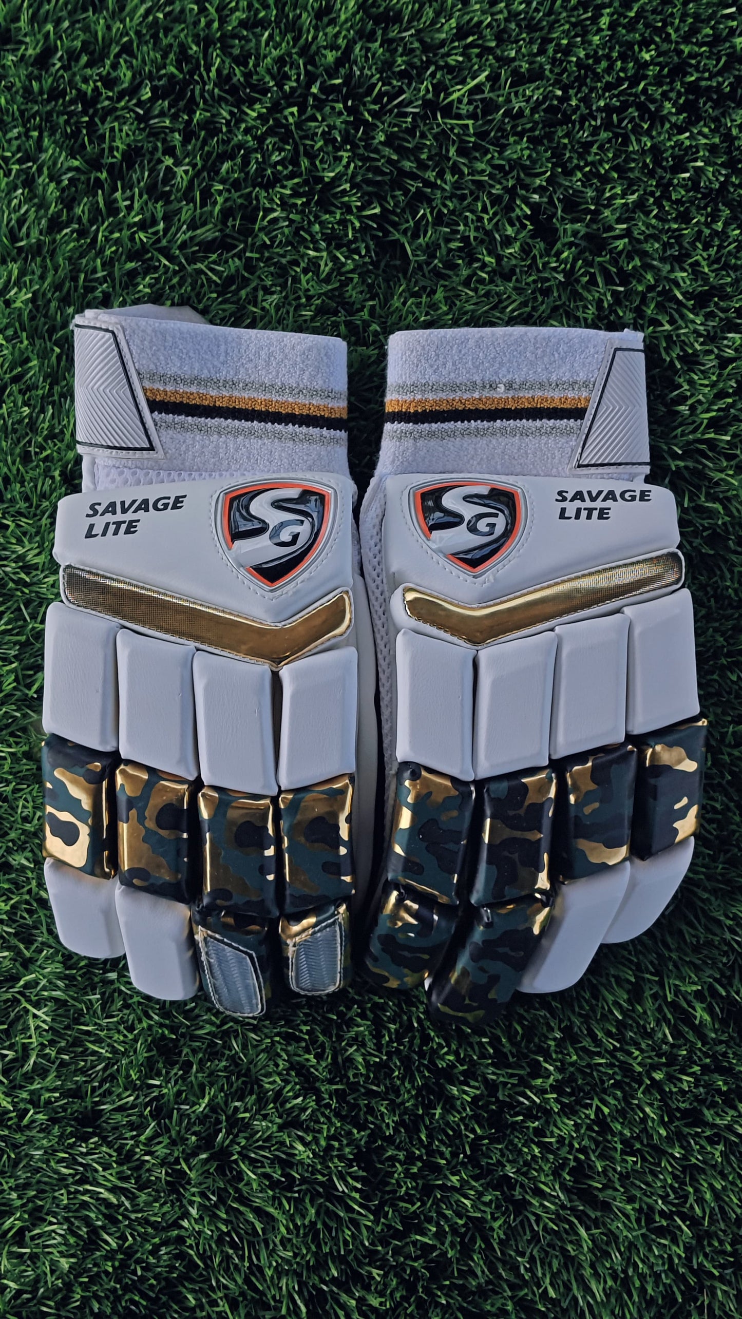 SG Batting Gloves SAVAGE LITE (RH)