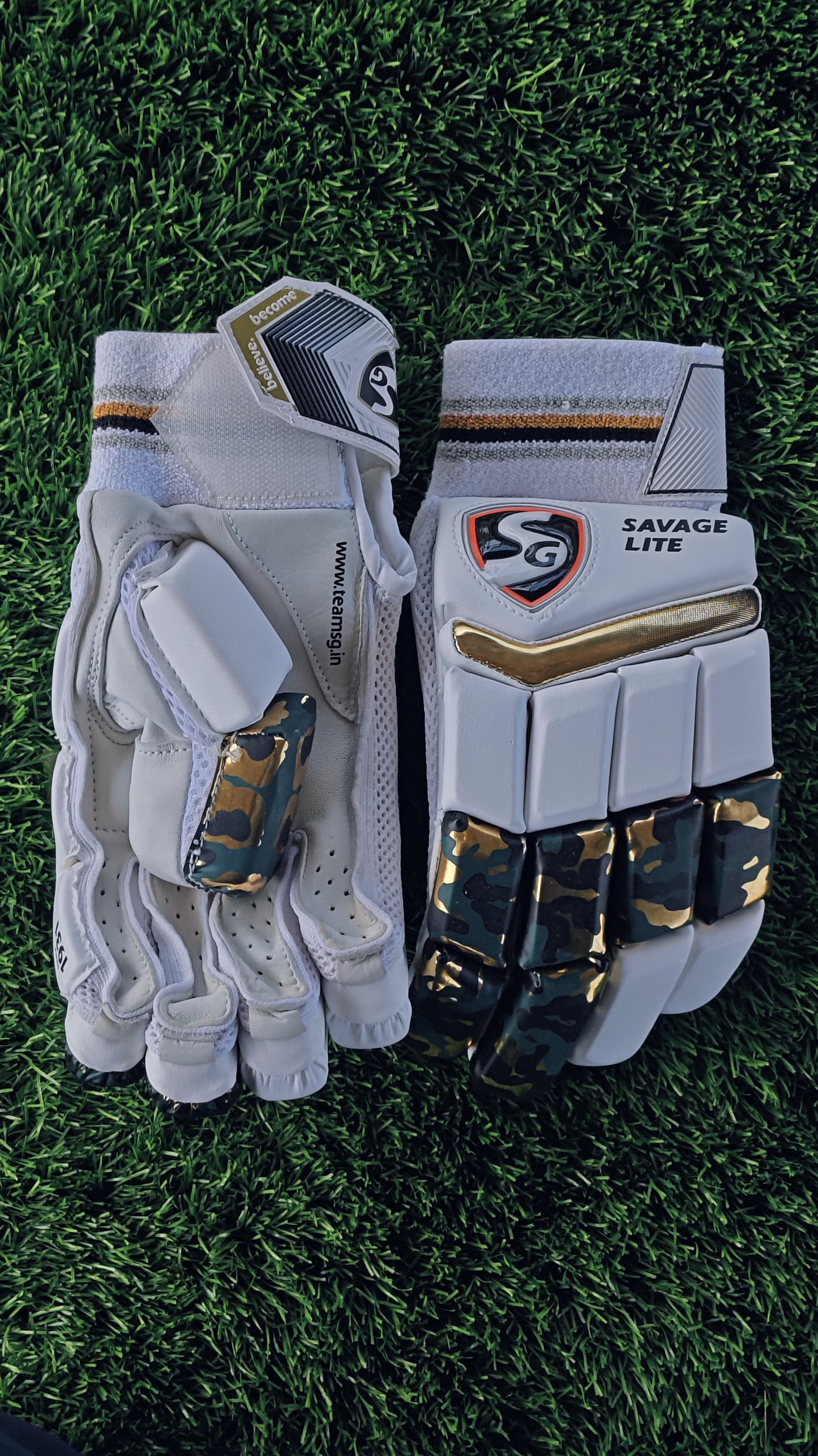 SG Batting Gloves SAVAGE LITE (RH)