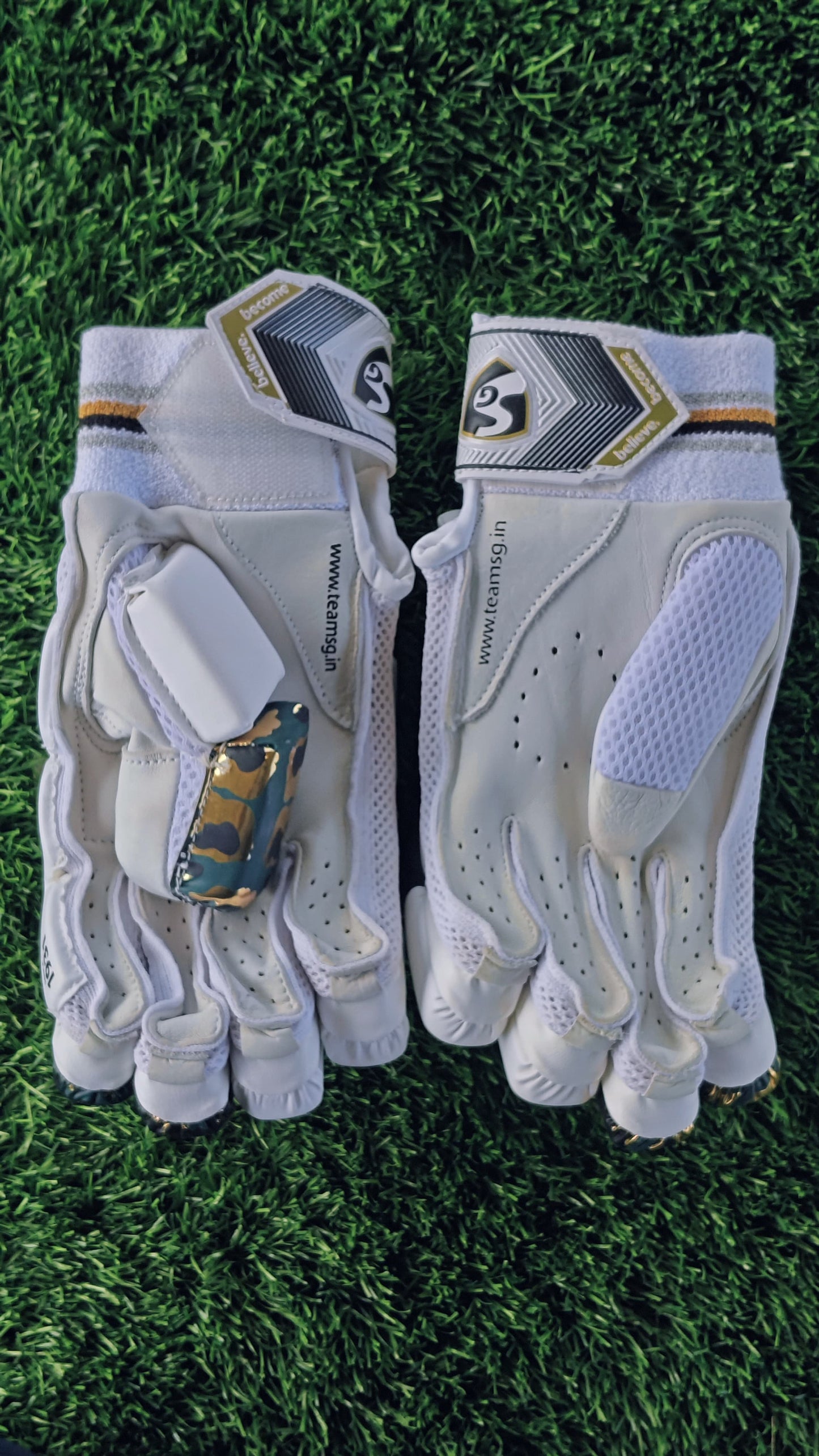 SG Batting Gloves SAVAGE LITE (RH)