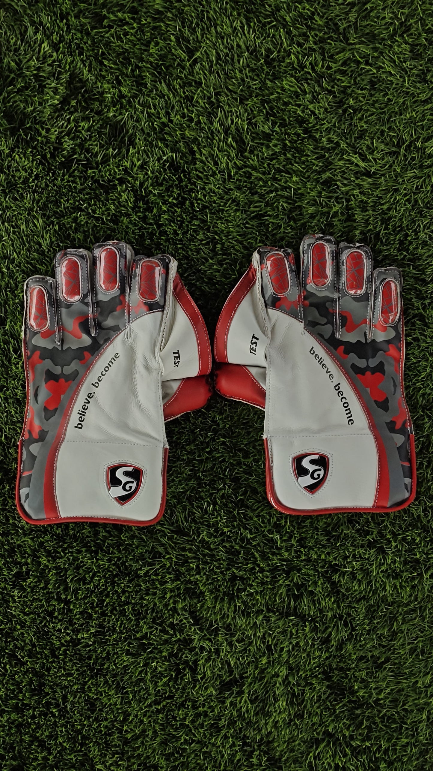 SG Wicket Keeping Gloves TEST